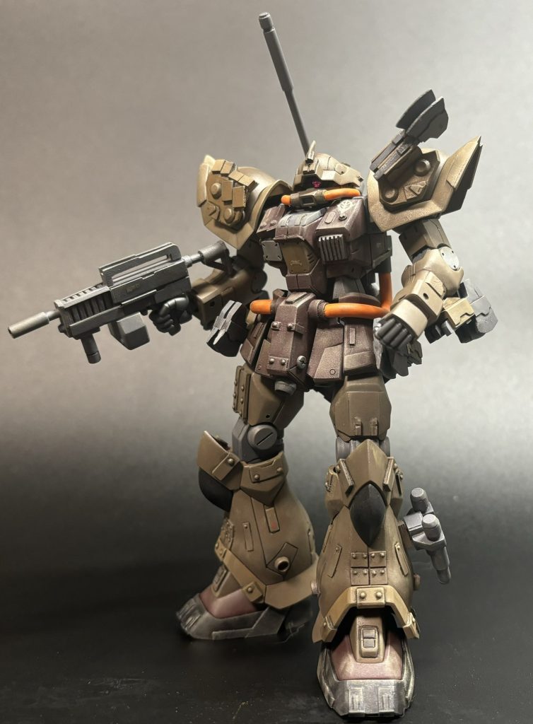 フロントビュースレッジハンマーを振りかぶることから右が被弾が多く、追加装甲を付属したりパーツが代用されアシンメトリーになっている