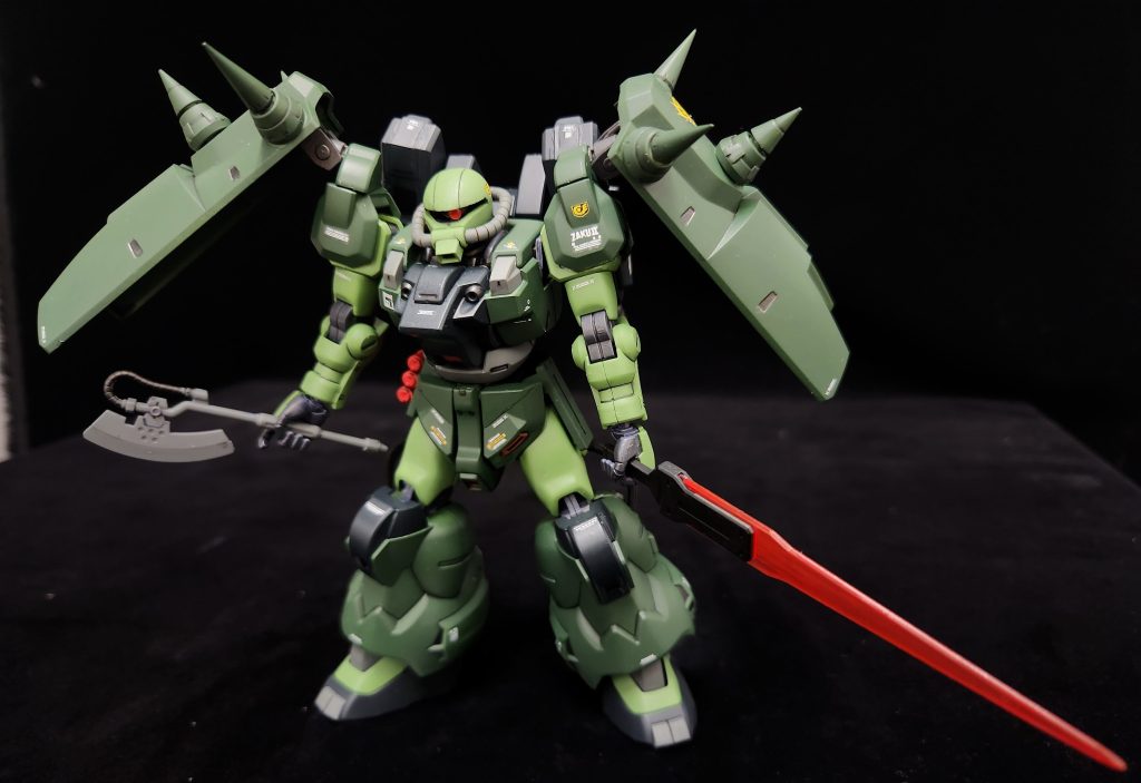 また、両ショルダーアーマに、小型ビームライフル、ビームソード。バックパックに、6発のミサイルランチャー装備し火力も向上した。 