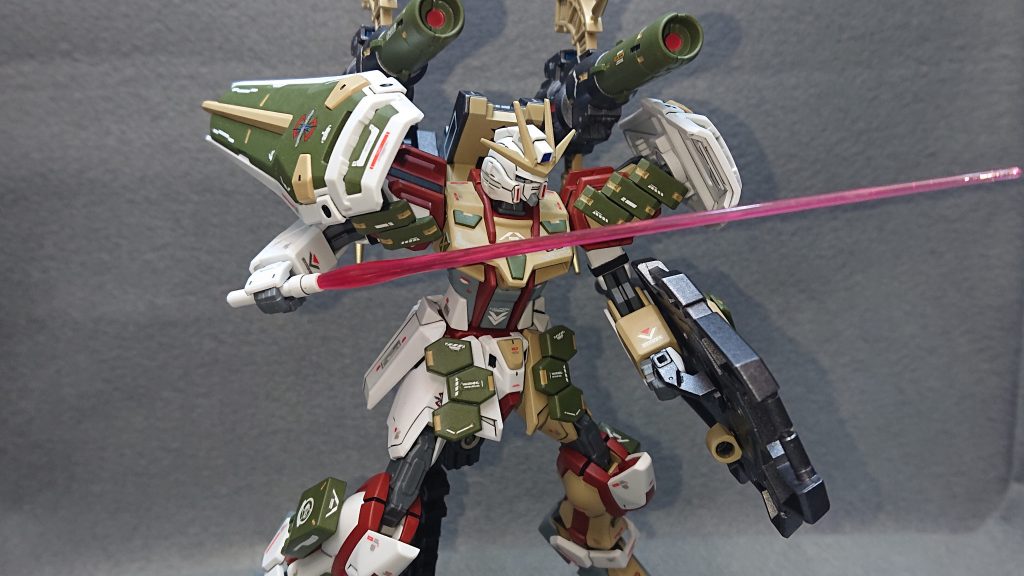 今回のお気に入りポイントは“機体コンセプト”ですこれまでのストライク改造ではここまで守りを意識して制作したことが無かったので、とても新鮮な気持ちで制作に取り組めました💡特に追加装甲ですね!いつもは開けないところに穴を開けるという初めての試みだったり、普段はあまり使用しない接着剤を使ったりと自身の成長に繋がることが多かったと思います✨その分、悩むことも増えたのですがそれも良い経験になりましたw胸部パーツはこれまでカラーリングとデカールワークでなんとか個性を出すようにしていたので、追加装甲という選択肢が増えたことは今後のミキシング改造の幅が広がるとても良い成長になったと実感しています💡デザインのレパートリーを増やすためにも色々な方の作品を拝見させていただき勉強をしないといけませんねw今回の守りのコンセプトは遠距離攻撃型の重装甲タイプという結構王道の機体に仕上がったかなと自分では思っていますなので今後は同じ守りのコンセプトでも、もう少し違うタイプの奇抜な機体にも挑戦したいですね💡      では、最後までご覧いただきありがとうございました