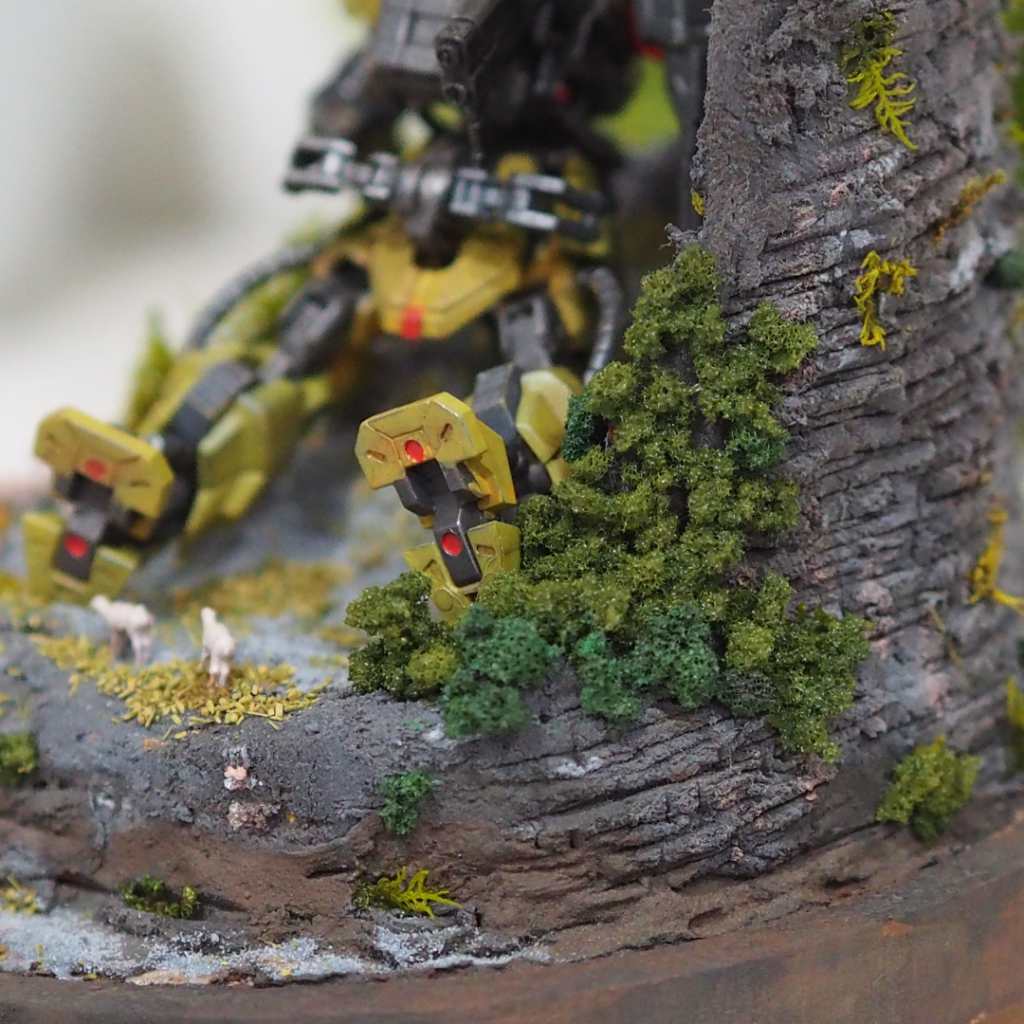 古城の跡に身を潜め、ザクは砲撃の機会を伺っています。