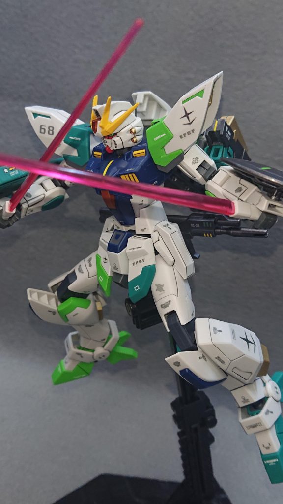 今回のお気に入りポイントは“オリジナル大型ブースター”と“カラーリング”ですこのオリジナル大型ブースターが今回のストライクで1番の難所で、胸部パーツであるシャイニングブレイクの接続穴が1軸だった為、ストックしていたバックパックが悉く噛み合わなくて困ってしまいましたwなのでオリジナルで作ることにしたのですが、バトルアームアームズのシールドパーツに辿り着くまでに約3日掛かりその後、MSGのブースターを組み合わせてみたのですがイマイチしっくりこなくて弄り回すこと2日、やっと30MMの余った砲身をブースターに見立てる案に辿り着きました💡このように制作の大半をオリジナル大型ブースターに注ぎ込むという、まさに生みの苦しみでしたねwその分思い入れは強くなりましたし、モノアイという面白要素を入れたり仕上がりはかなり満足のいくモノになりましたから約5日間の制作時間は無駄ではありませんでした✨カラーリングは予定通り風をイメージした緑系の色をメインカラーにしてみました!今までなかなか使いどころの無かったライトグリーンを使ってみたかったので、明るいライトグリーンと対比になるように少し落ち着いた感じのコバルトグリーンを合わせつつ、配色も対角線上に交差するように一工夫入れてみました💡明るめの色は使い過ぎると玩具感が強く出てしまったりするので使いどころが難しかったりするんですよね💦今回は上手く纏められて安心していますw では、最後までご覧いただきありがとうございました