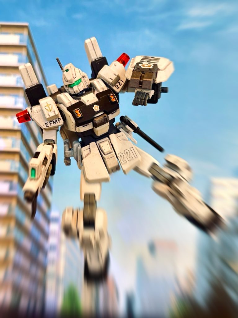 パイロットは、非常に練度の高い者が多く、原則、敵機の撃破よりも、無力化と、敵パイロットの捕縛を目的とした戦闘を行います。しかし、状況によっては敵機の撃破と、それに伴う敵パイロットの殺害を是認する場合もあります。 基本武装はショートバレルビームライフル、電磁警棒、電磁ナックル装備シールド、ビームカッター、60mm頭部バルカン砲、旋回式胸部機関砲。敵機を拘束するための武装として、多目的ランチャーによる捕縛ネットや、トリモチ弾頭等を使用する場合もありますが、プラモでは作っていません。 敵機の撃破よりも、無力化を目標とした戦闘を行うコンセプトで開発されているので、電磁警棒や、電磁ナックル装備シールドなど、近接戦闘を主体とする武装が多いです。(作り終わってから、コロニー戦を想定した機体なら、ビームライフルではなく実体弾のマシンガンの方がよかったかも、と思いました……)