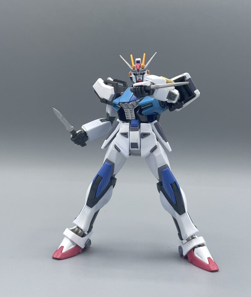 アーマーシュナイダー ベースがストライクなので、腰にはナイフが二振り入っています。