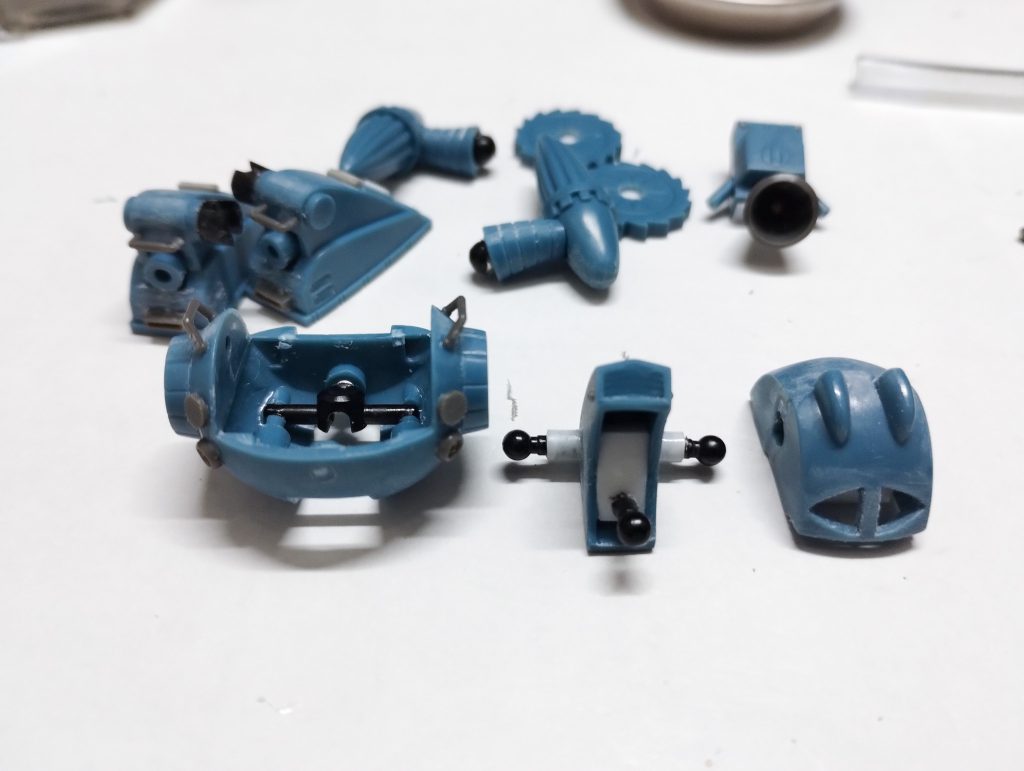 股関節にボールジョイン、腕にはネオジム磁石を仕込んで可動します。本体を3つに分割して内部にプラバンやプラパイプで補強。外装にはディテールアップパーツやプラバンを取り付けたりしています。