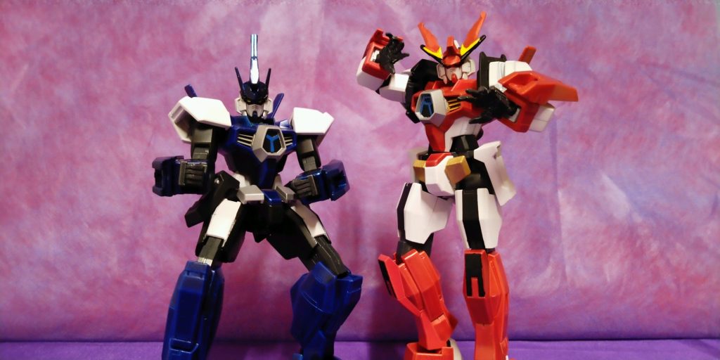 ガンダムAGE-R（右）、ガンダムAGE-Y（左）