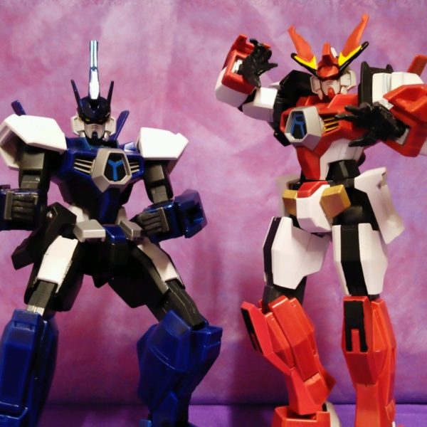 ガンダムAGE-R（右）、ガンダムAGE-Y（左）