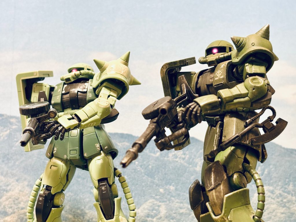 「オデッサへの大反抗作戦を計画していると聞くが……」『だとすれば、この先の空港は欲しいのではないかと思うのですがね。』僚機のサイモン軍曹が応じたように、アーロンらの部隊が拠点としているリヴィウには旧世紀から国際空港がある。オデッサを堕とすなら、まず空港を奪取して、航空戦略による打撃を加えてくるだろうというのが、上層部の読みだ。 もう少し西の、ポーランドには、連邦軍の陸上戦力が終結しつつあるとも聞くが、国境付近には厚い防衛網が敷かれており、突破できない。見えない距離から、散々砲撃を浴びて帰ってきた部隊が幾つもある。『MS大の、バカでかいタンクがそびえ立っていたって言いますが、ビッグトレーてのとは違うんですかね?』「MS大なら、ビッグトレーは小さすぎる気がするけどな。」『噂では連邦軍もとうとうMSを投入したとか。なんでしたっけ?ガン……なんとかって」「ああ、でもそいつは中央アジアでゲリラ戦をしてるんだろう?いくらなんでもこんなところに参戦してきやすまい」サイモンが何か答えようとしたが、次の瞬間、熱源を探知するアラートと共に、凄まじいノイズが通信機に入った。