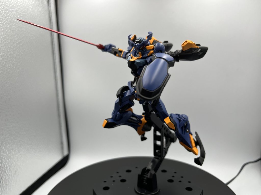 これはビームサーベルを構えるポージングちなみにビームサーベルはカシウスの槍をイメージしてレッドで塗っています