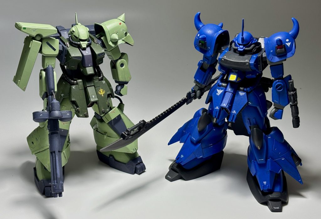 前後して作成した、A.O.Z Re-Boot風ザクIIIとパシャリ。3月の出張時にホテルでパチ組みした2機を改造、全塗装しました。 