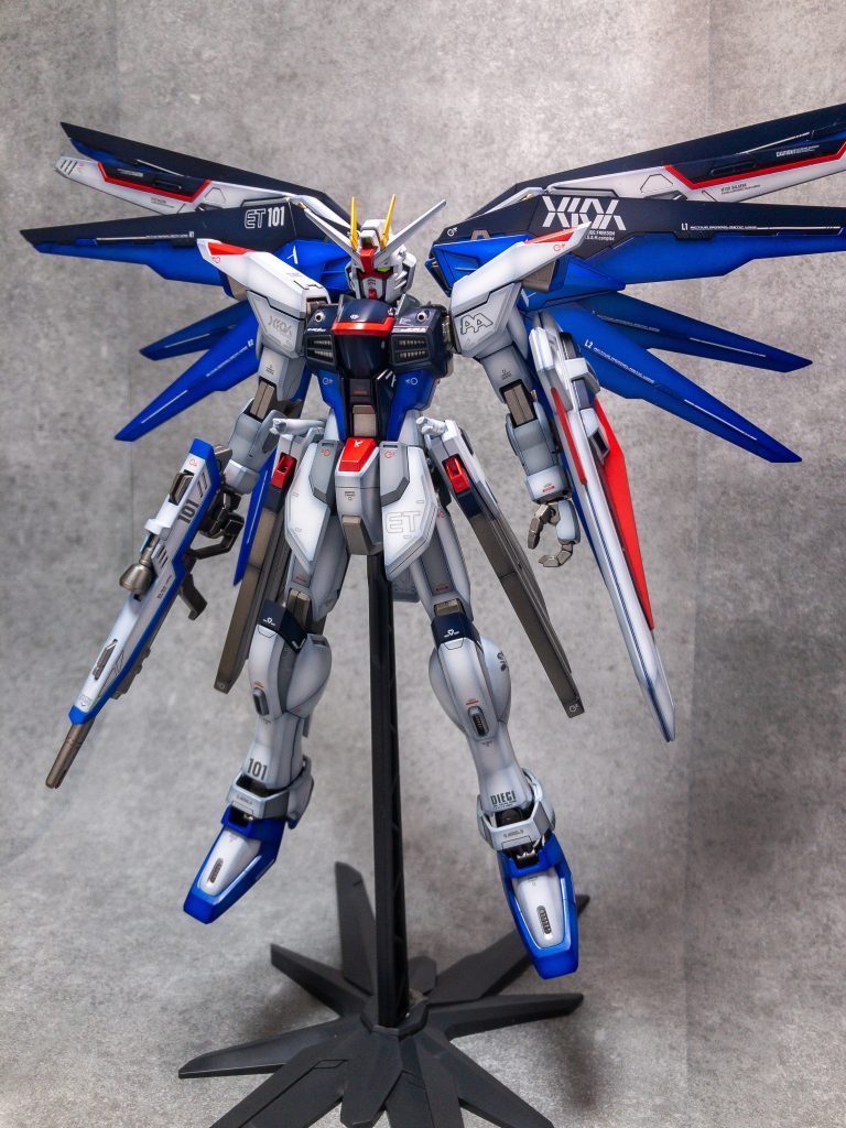 全体の掘り直しに加えて、いくつかスジボリディテールを入れたのと肩が寂しかったのでこっそりプラ板をペタリ。