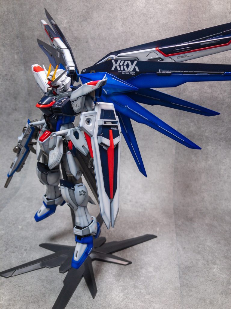 ブルーはグラデ塗装ではなくシャドー塗装してます。白立ち上げに調色したシアンブルー、濃いめの青でシャドー吐きして、最後にクリアブルーです。黒立ち上げだと明度がグッと下がるのが嫌だったので試した方法です。多分もっといい方法ありそう…