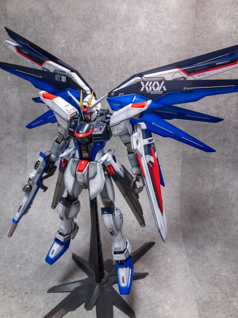 本体白は、暗めの青を下地に白立ち上げしました。フレームにはライトガンメタルを使いました。やっぱり羽のついたガンダムはなんでもカッコいいです。そのうちver2も作りたいです♪最後まで見てくれてありがとうございました！