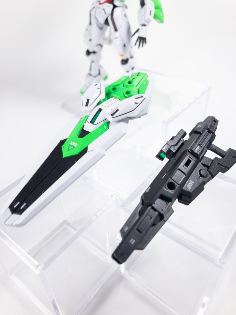 エスカッシャンとビームライフル。