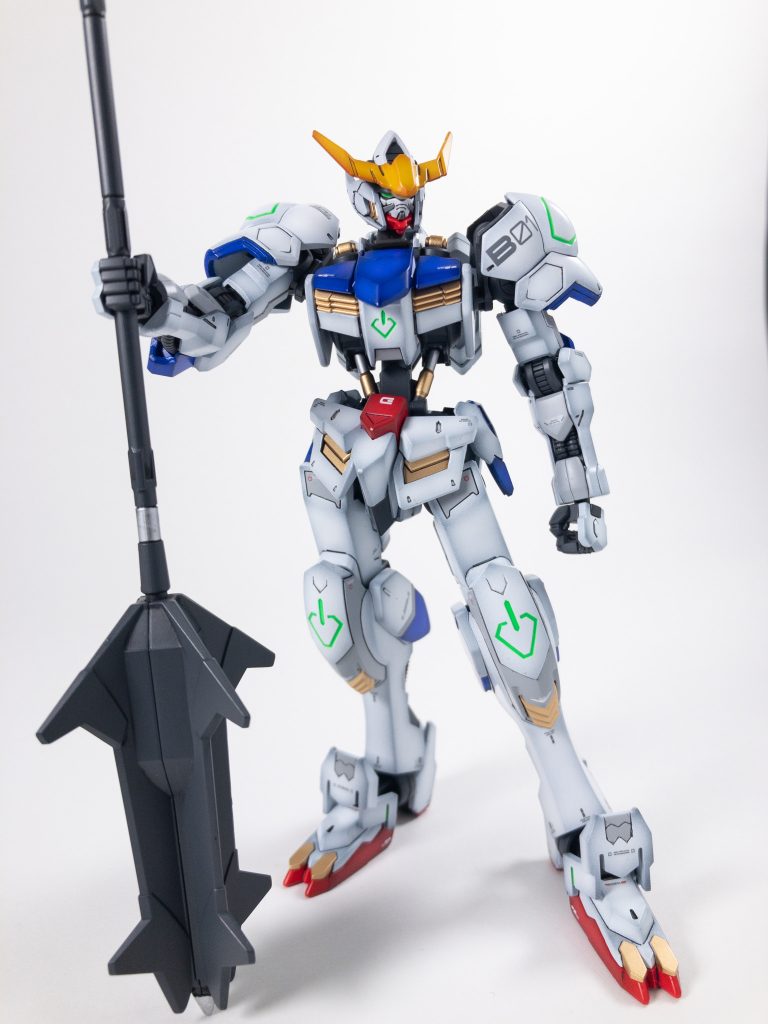 メカサフ下地からのクールホワイトでグラデーションです。ホワイトは2トーンで塗り分け。顔とショックアブサーバは筆塗り部分塗装しました。肩下やスラスター部はブルーで統一してスッキリさせました。アンテナはブラウン下地からのクリアイエローです。元々のイエロー設定がちょっと嫌いだったのでゴールドに変更して高級感と落ち着いた印象にしました。