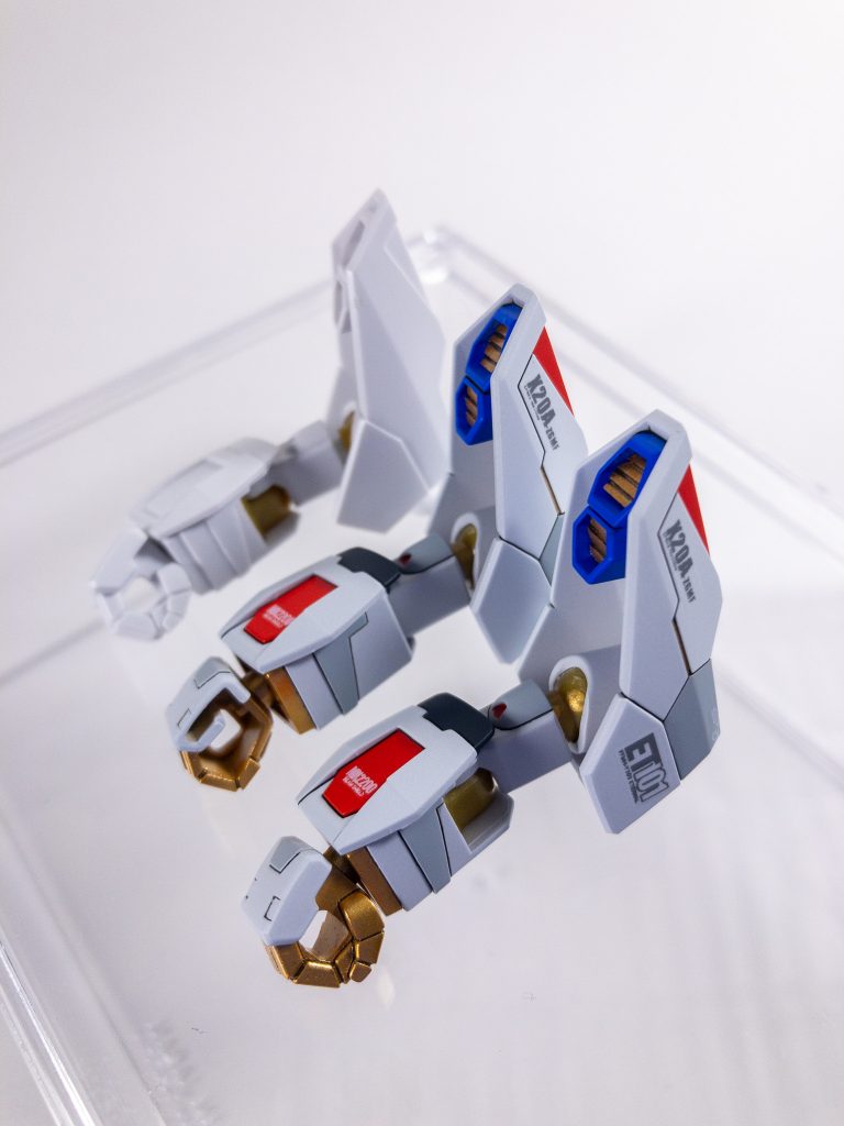 肩のスラスター部が穴空いてたのでそこにそれっぽいのを作ってはめ込んでみました。普段穴埋めとかほぼやらないんですけど、フルバースト時のポージングは見えるのでこれはやるしか無いと思い作成しました。それっぽく見えてたら嬉しいですね！