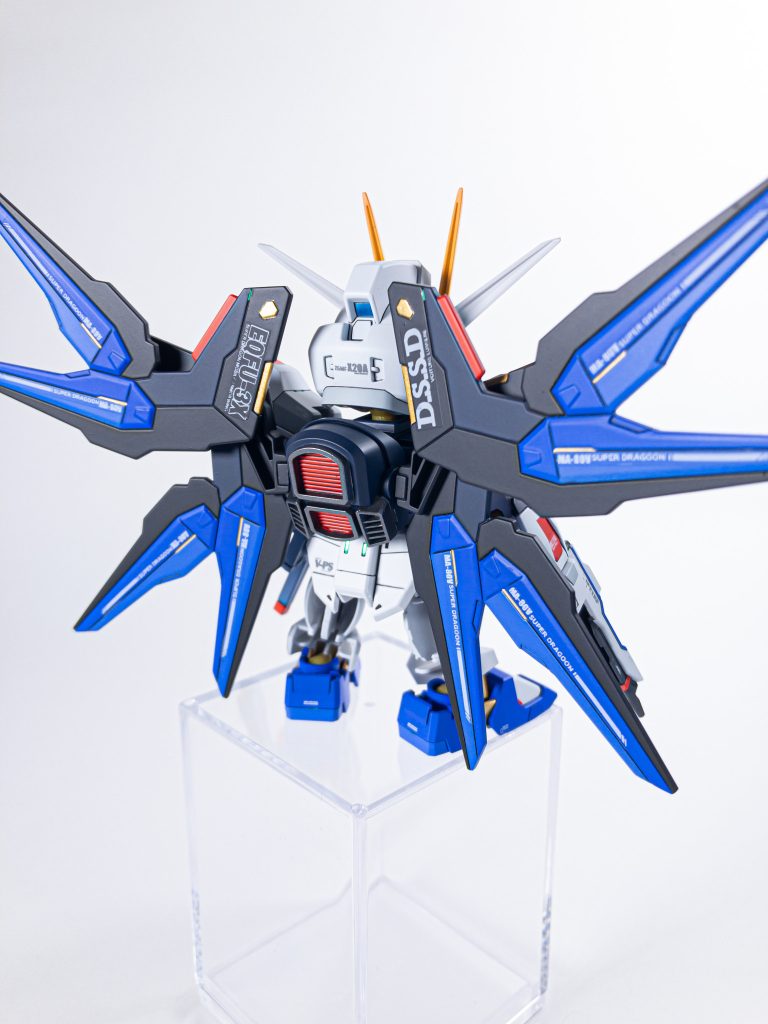 今回はSD用のデカールが無かったので自作してみました。各武装の型式は全て自作です。少しかすれちゃってるのでヒキで見てください汗