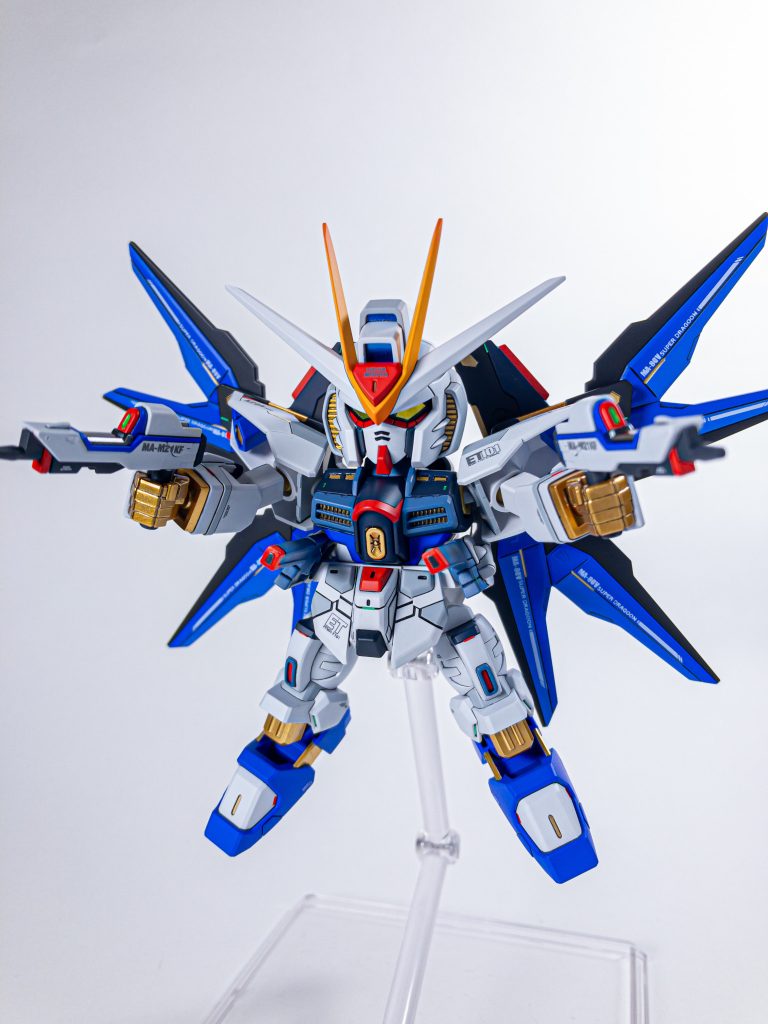 メインホワイトは三色で塗り分けてます。クールホワイトに黒やら青やら混ぜてダークブルー気味のホワイトを基本に2色使い分けてます。明らかに違う暗色のホワイトはニュートラルグレーに青を混ぜて青目のグレーにしてます。