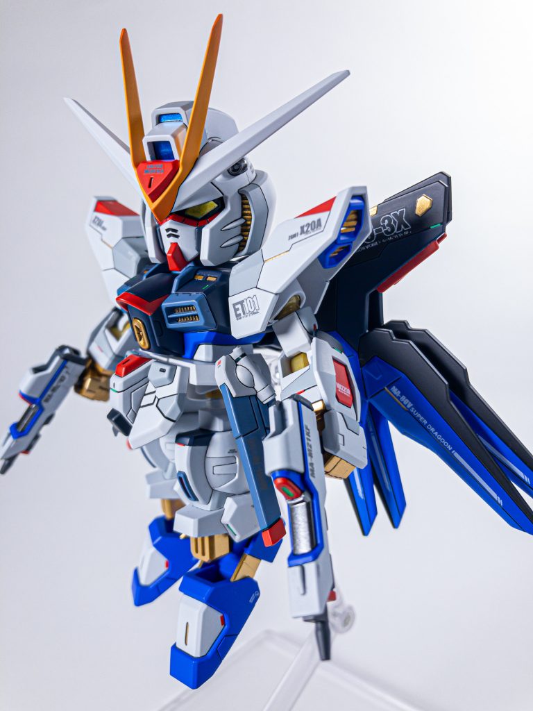 アンテナは橙黄色にクリアオレンジでグラデ。ブルーはコバルトブルーを作ってそれを2色にして使ってます。ブラックはグラファイトブラックとダークブルーパープル？だったような。ナスカのです。赤はシャインレット、金はブライトゴールド。