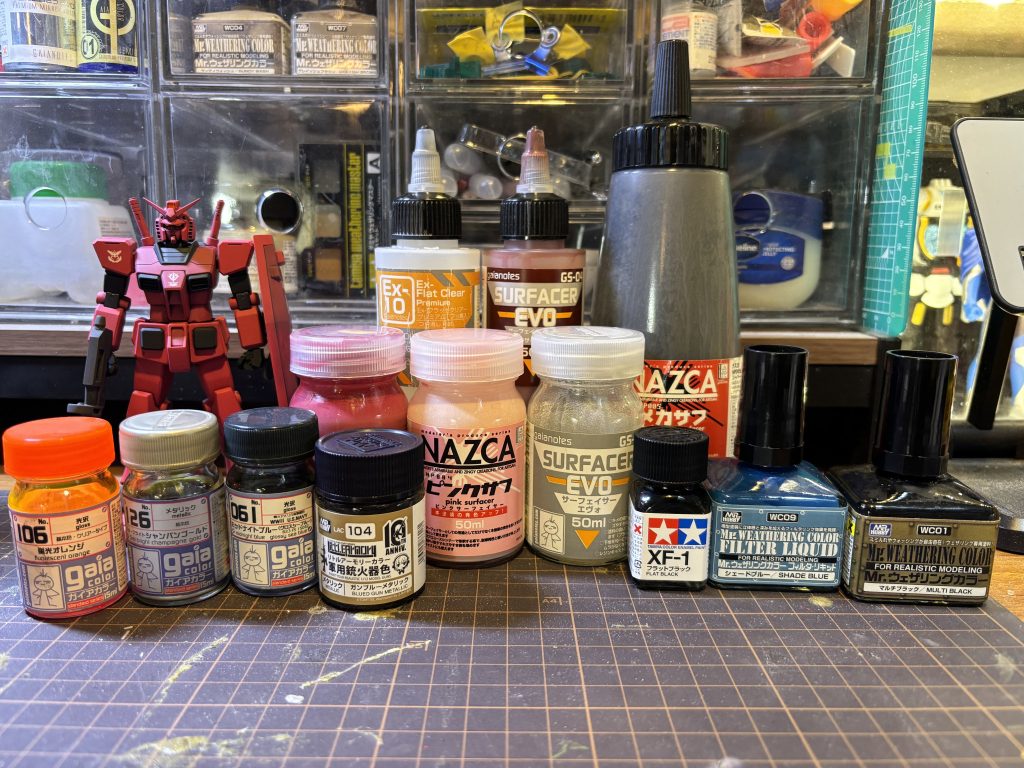 使用塗料備忘録。リトルアーモリーカラーのガンブルーメタリックを初めて使いましたが、気に入りました！関節部に使ってみました。赤は以前のザクのときに調色したもので、下地をピンクサフとオキサイドレッドサフで分けることで塗り分けております。