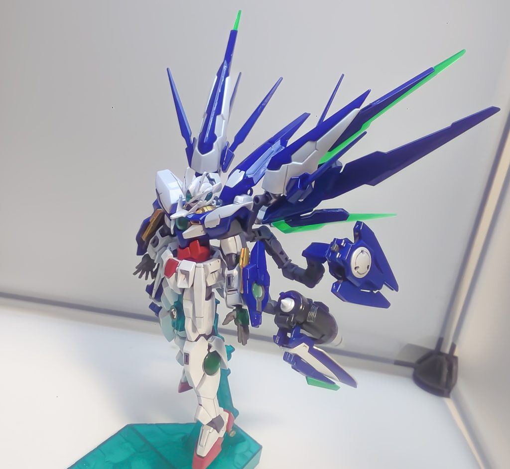 バックパックに重心が寄っているのでアクションベースが手放せません。あと写真撮り忘れていましたが胴体部とバックパックはGNドライブを繋げて直結ツインドライブの状態になっています。