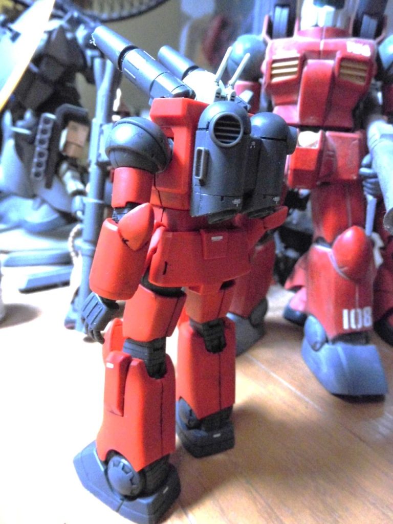 1/100には小さいながらもランドセルに横方向のスラスターがあるので、コトブキヤのパーツを取り付けてみました・・もちろん無塗装です。メインスラスターも垂直方向ってのも古いロボットアニメみたいなので、斜め後方に向くよう改造。