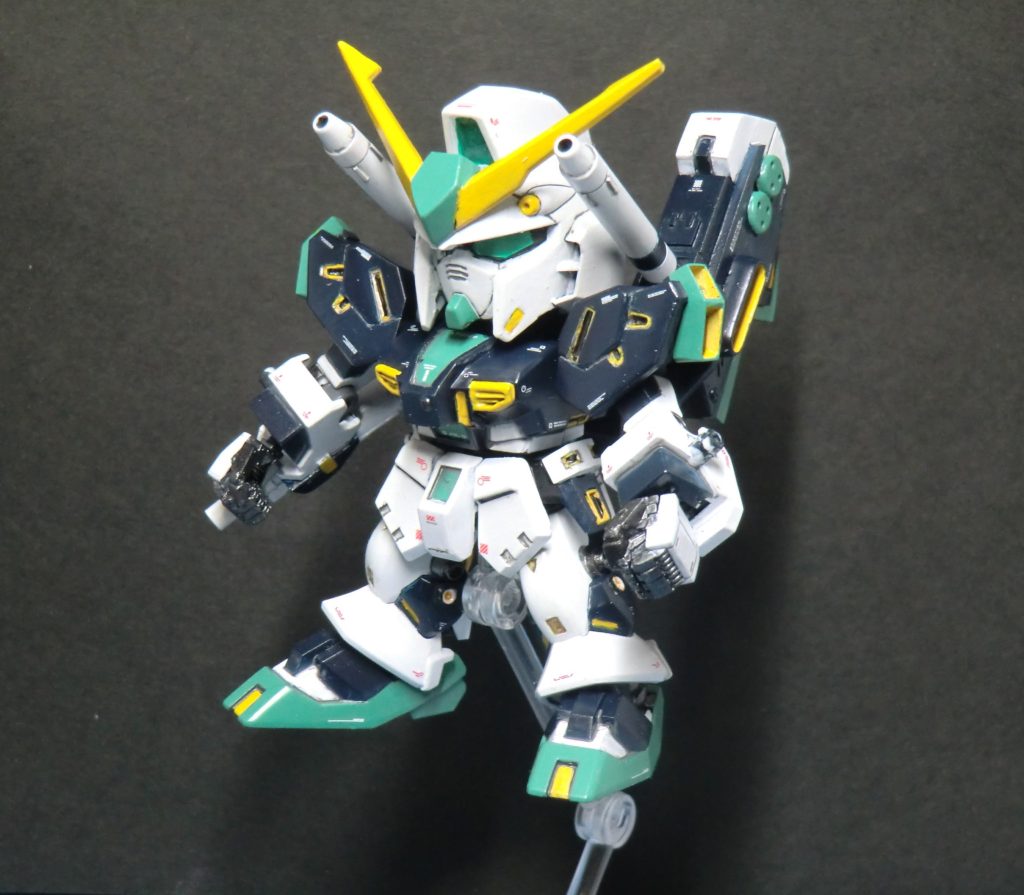 バックパックのサーベル兼ビームカノンも可動　基部をボールジョイントではめてるので抜き差しも出来るしグリングリン回ります。このように発射体制もオッケー。