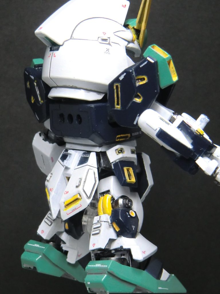 こちら足裏が見えるように撮ったものです。　SDEXは足裏がスカスカでさすがに物足りないので、パテで埋めてから関節部のケーブルやらふくらはぎのスラスター等も再現。側面のミニノズルも付けています。サイドアーマーも形状が異なるプラ板を重ねてノズル形状を再現とか何故こんなことを？とその都度いろいろやっちゃいますね。