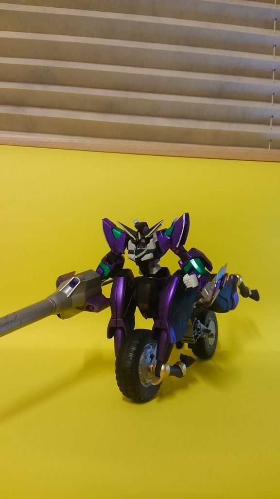 シュヴァル・シュヴァルツと合体したうえで、バイク形態にも変形可能。