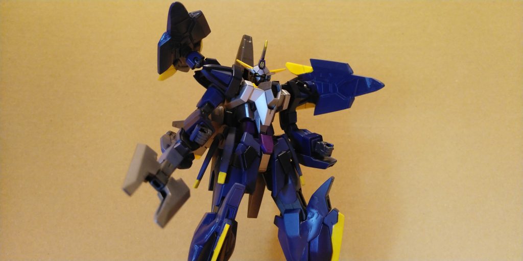 ボディだけシルバーなのは、もともとFAZZをモチーフに製作していた頃の名残。手足のカラーリングはザメルガをベースにしつつティターンズブルーを意識。