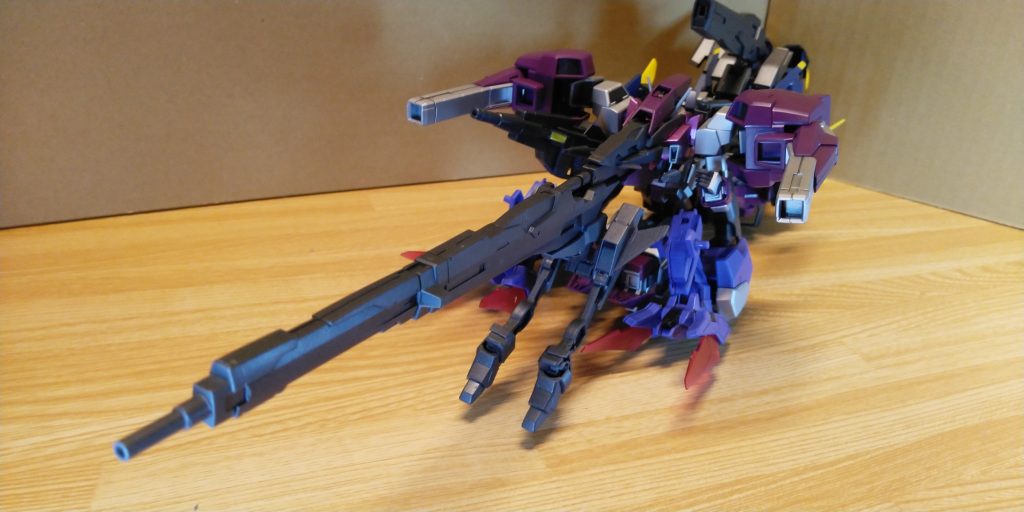 前から、ガンダムAGE-2+中間パーツ+ガンダムAGE-3という構造になっている。