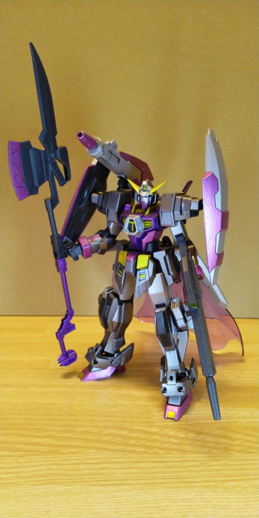 顔の造形、武装構成のモチーフは、かつて「クローバー」が発売した超合金玩具『機動戦士ガンダム　DX合体セット』のガンダム。