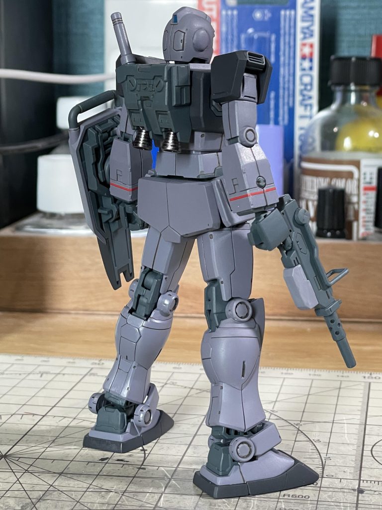 右腕の3mm穴は市販パーツで埋めてあります。バックパックの右側もオリジンジムのパーツでフタをしてあります。