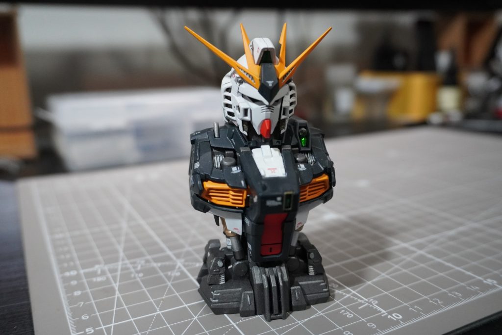 もともとのνガンダムが好きなのでカラーリングはわりと元イメージに近い感じで塗装した記憶があります。レシピはすっかり覚えてないですが、メインカラーはガイアノーツのミッドナイトブルーだった気がします。