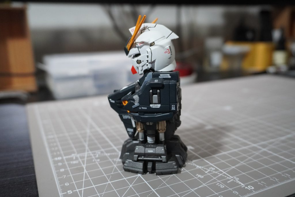 サイドショットです。ガンプラの余ったシールやデカールをフィーリングで。