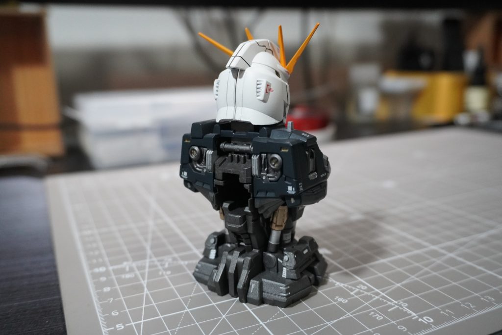 バックショットです。こうしてみるとひねりのない感じですが、やっぱりνガンダムはお気に入りなのでこれでも十分満足です。サイズ感もちょうどいいので今でも机上に飾っています。