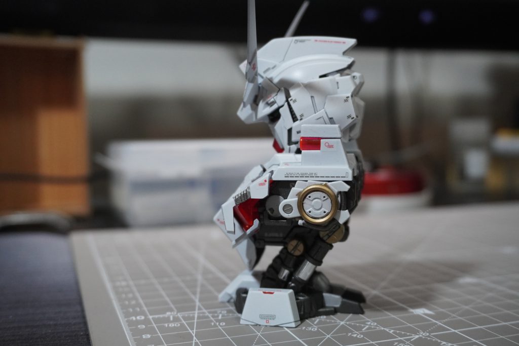 サイドショット。正面からよりはすっきりとしている気がするのでマーキングが多めに目に付くようにいろいろ貼ってみました。