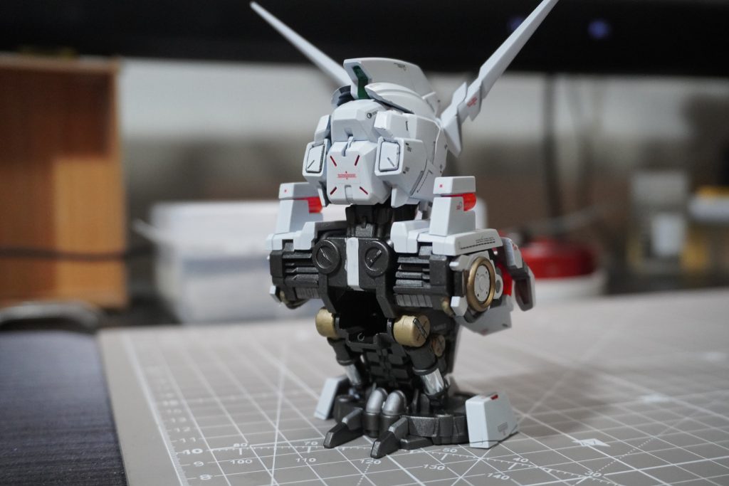 バックショット。さすがに机上で飾っても背面はあまり目にしないだろうということでちょっとシンプルに。