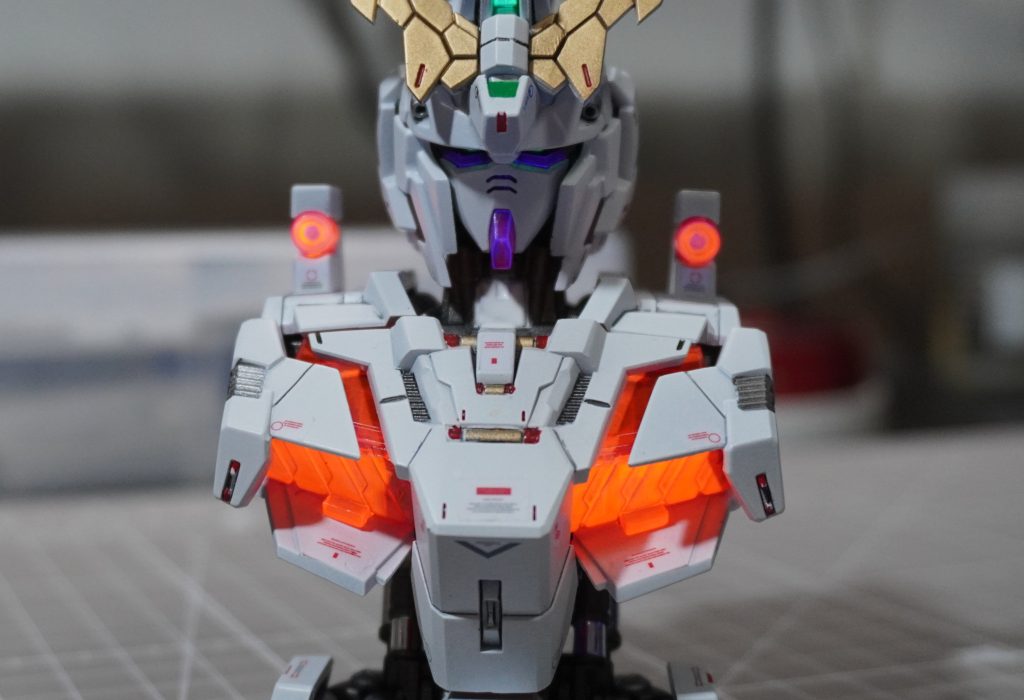 ブラックライトをあてたところ。見にくいですが、ツインアイも蛍光グリーンで塗装しているのでブラックライトに反応します。サイコフレーム部分はそのままだとなぜかブラックライトで白く光り、それが微妙に感じたので極力落として蛍光レッドに塗りなおしました。