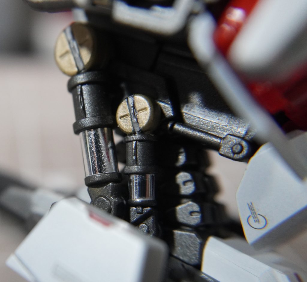 脇腹のシリンダー部分はラピーテープを張り付けて塗装では出ないメッキのような質感に。今回の学びは、「ラピーテープの粘着力は意外と弱い」でした。これも見えないところで瞬着を盛って留めています。