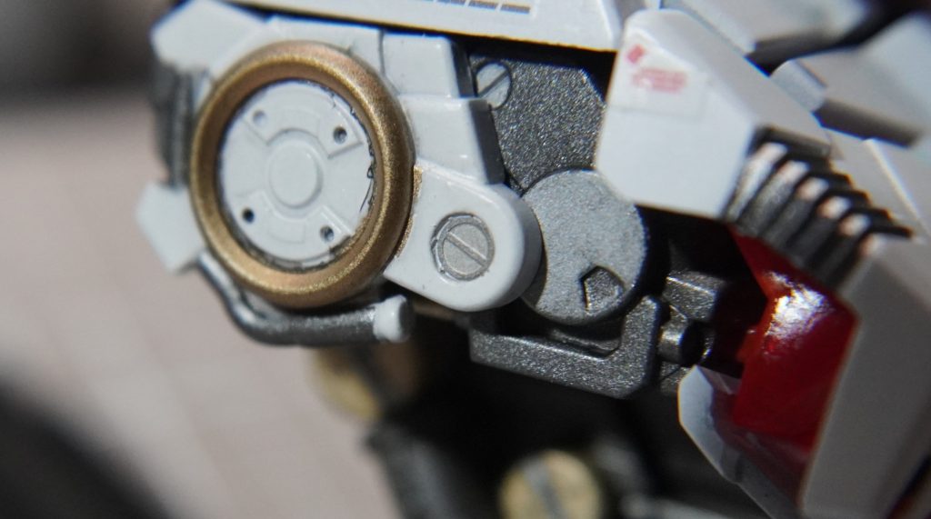 一応写真の中央のマイナスモールドのような部分はエッチングパーツを張り付けてみました。他にもダクト部分の装甲の表面（デストロイモードでは解放しているので裏側に回ってしまっている部分）にも小さいものを張り付け。 