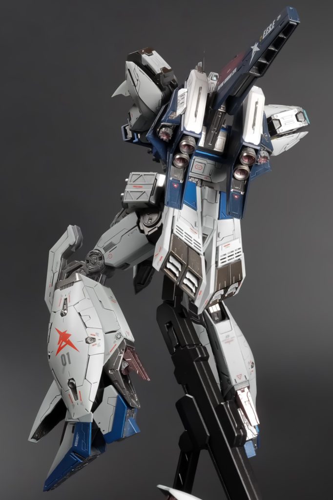 バックではこんな見え方。このショットも情報量が多くて良いかな、と。リアスカートアーマー、ゴテゴテしてて気に入ってるwリガズィにアムロマークはつかない気もする(他パイロットも乗るので)が、つけてる人も多いのでつけてみた。現実的に視認性を考えてリガズィのパイロットマークの位置を考えてみると、BWS形態時には肩やフロントアーマーでは見えなくなってしまう。ならば脚やスタビライザーにマークがあった方が周囲に見えやすいのでは、ということで(いやBWS変形オミットしたんですけどねw)。