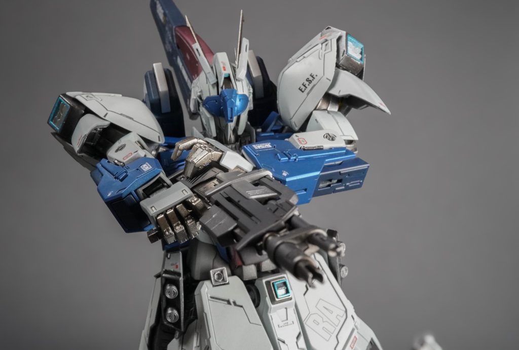 ギュネイのヤクトドーガを追い詰めるアムロ!!ハンドパーツはこのポーズのためにわざわざいい感じにモデリングしたやつw