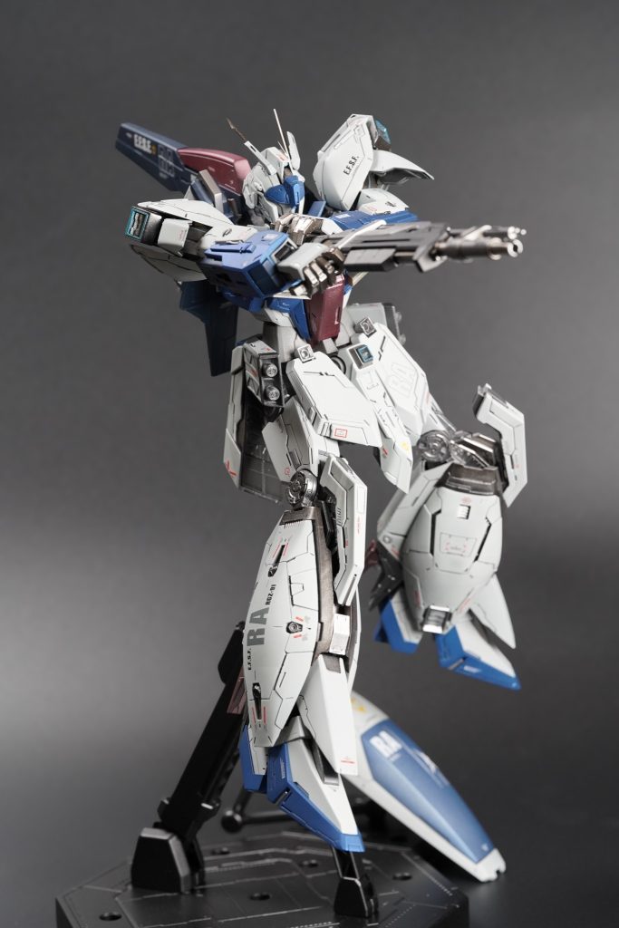 制作期間はモデリングを始めてから主に週末作業で5ヶ月間。モデリングで2ヶ月、プリンタ出力+設計最適化で2ヶ月、仕上げ(塗装+デカール)で1ヶ月、という感じで、フルスクラッチなど一度もやったことがない人間にしてはまあまあのスピードではないかなと思います。無謀を顧みず初作品でいきなりフル可動モデルに挑戦。。。リガズィと言えば、このライフル添え手ポーズを外すことはできないので、MGの可動を参考にしながら上半身の可動域には特に拘りました。Fusion内で関節のシミュレーションができるので、設計自体はそれほど難しくなかったです。が、、、現物のすり合わせはめちゃくちゃ苦労しましたw バンダイ様って、やっぱすごい。設計云々だけじゃなくて、あれだけ複雑な造形物を大量生産品として安定品質を保ってるのが異常。