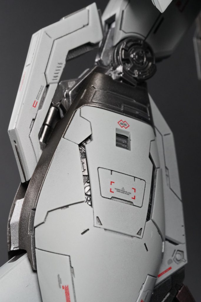 脚部は情報量もりもりにしてみた。シリンダー機構に加えて膝関節の謎にハイテクっぽい関節軸や、装甲の隙間から見える内部メカなど。