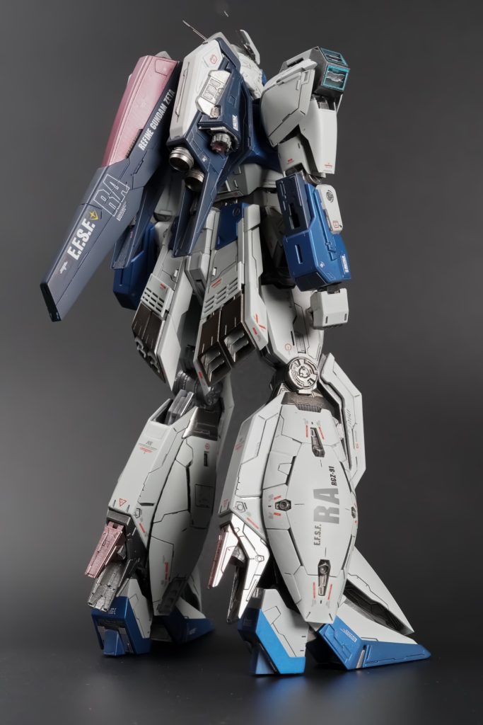 リアはこんな感じ。機体デザインはマスターアーカイブ掲載の瀧川虚至さんVer(くっそかっこええのよ。。。)をベースにスタイリングを現代化させつつ、機体の情報量=解像度を3Dプリンターの限界まで表現することを目指しました〜。筋彫りも全部データ段階で彫れるし、左右のコピー(ミラー)も秒でできるのがチートすぎる。。。