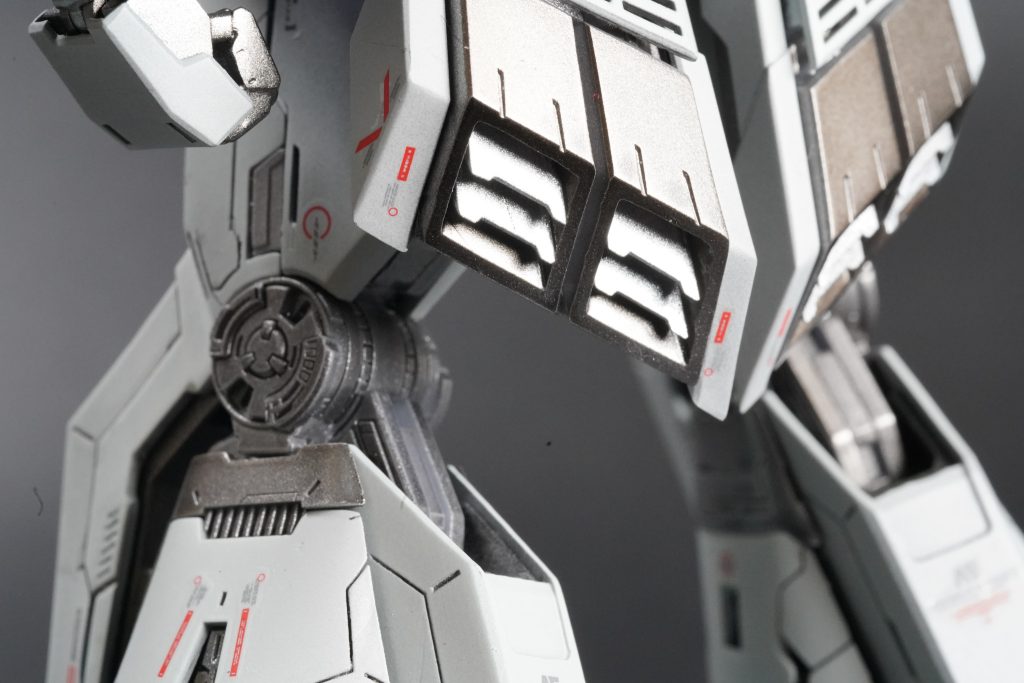 リアアーマーはバーニアを露出させず、スラスター制御のルーバーみたいなやつを表現。これくらいの薄さのパーツなら何の問題もなくプリンタで出力できる。見えないけど、中にはちゃんとバーニアあるよ。