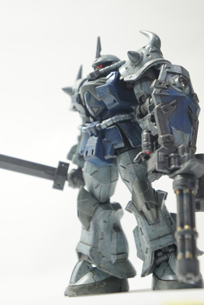 紺の部位は、緑の入った色をチョイスするべきでした(成型色はそんな色でした)。それにインディブルーは彩度高すぎました。HGも積んであるんで、それまでに考えます。コクピットのオレンジ最後に塗ろうと思ってましたが、なんか塗らなくても格好いい気がして塗るのやめました。