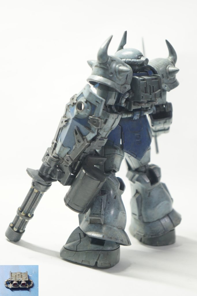 プロポーションに大きな破綻はないのですが、足は左右対象、外側と内側のパーツも対象で全部同じ。まだそれはいいとして、見てくださいバックパックから生えてる動力パイプを....くるんと回ってすぐバックパックに戻って終わってるんですよ。短かっ。腰の動力パイプはベルトみたいにグルっと一周してます。新解釈すぎる!!ちょん切って繋ぎなおそうかと思いましたが、そうすると腰がスイングできなくなるからやめておきました。