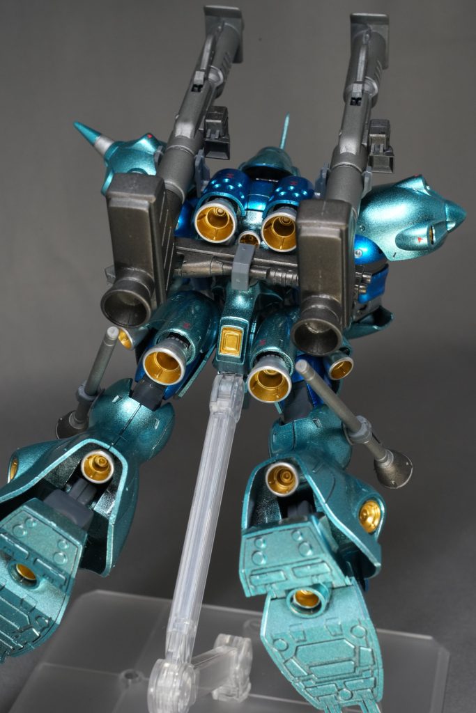 と、目論んで見たものの水色のキャンディー塗装がなかなか発色せず、余計に苦労した気が・・・。使用塗料はキャンディー塗装のベースにガイア黒サフ→ガイア スターブライトシルバー青キャンディ : ガイア クリアブルー水色キャンディ : 上記クリアブルーのクリアー割り(ややこしい)バーニア類の金銀は水性ホビーカラーのスーパーファインゴールドとシルバー。 武器などはタミヤメタリックグレイとガイア ガンメタリックです。