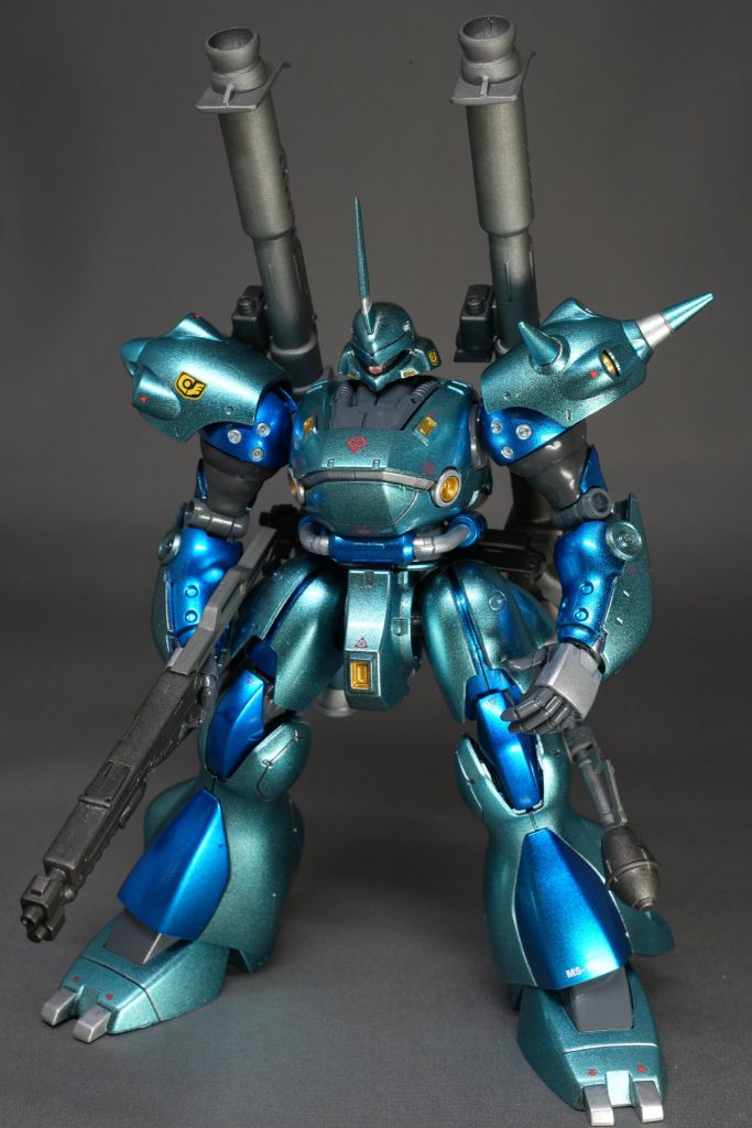 そこで思いついたのがこの2色キャンディー塗装!クリアブルーの吹き加減ミスって、パーツごとの色ムラが出来ても、最初から2色に分けておけばミスも目立たないんじゃね!?